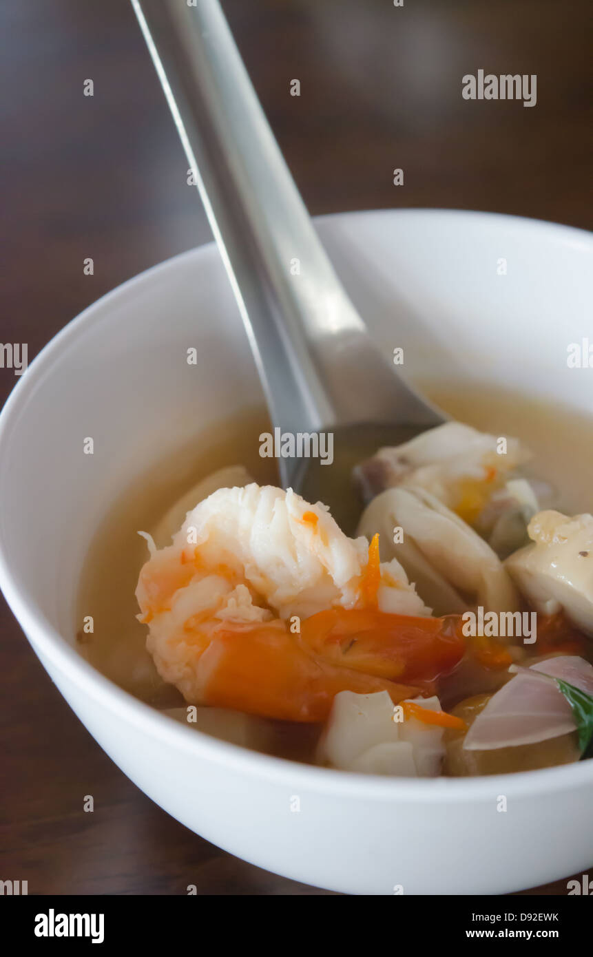 Tom Yum Goong , Thai zuppa piccante con frutti di mare , gamberetti e verdure Foto Stock