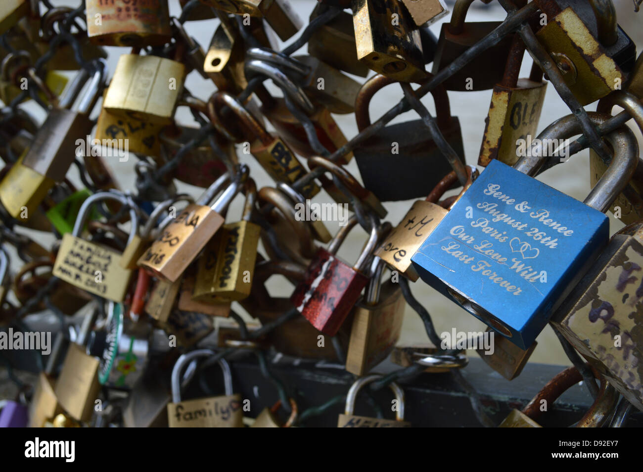 Amore si blocca sul Pont des Arts, Parigi, Francia Foto Stock