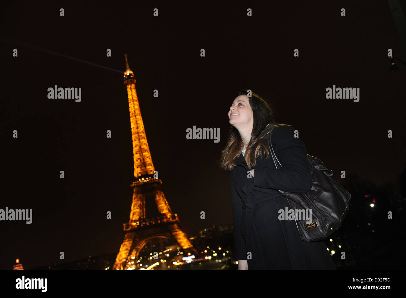 Giovane donna la notte a Parigi Francia Foto Stock