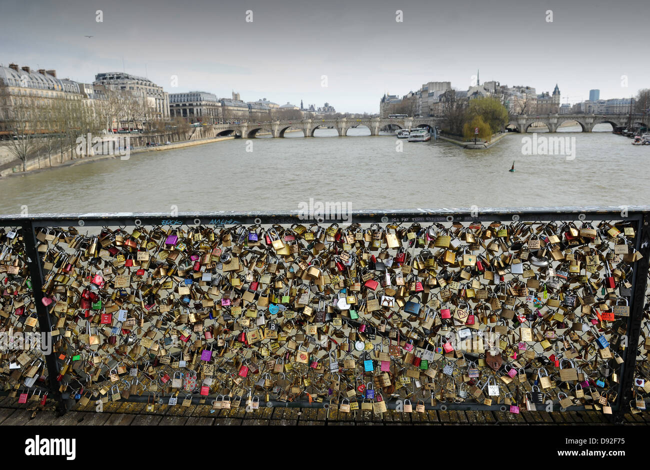 Amore si blocca sul Pont des Arts, Parigi, Francia Foto Stock