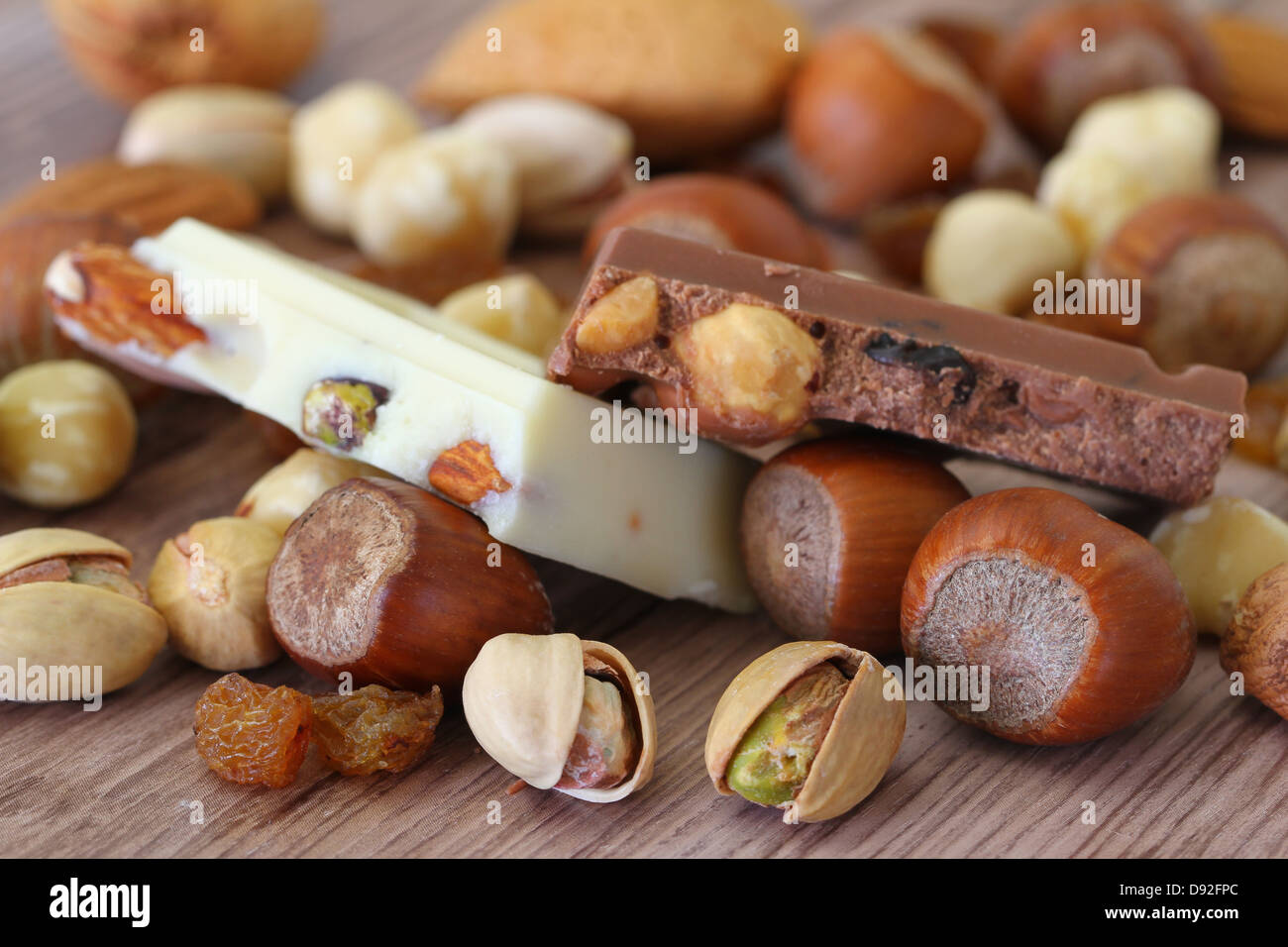 Latte e cioccolato bianco con noci e mandorle Foto Stock