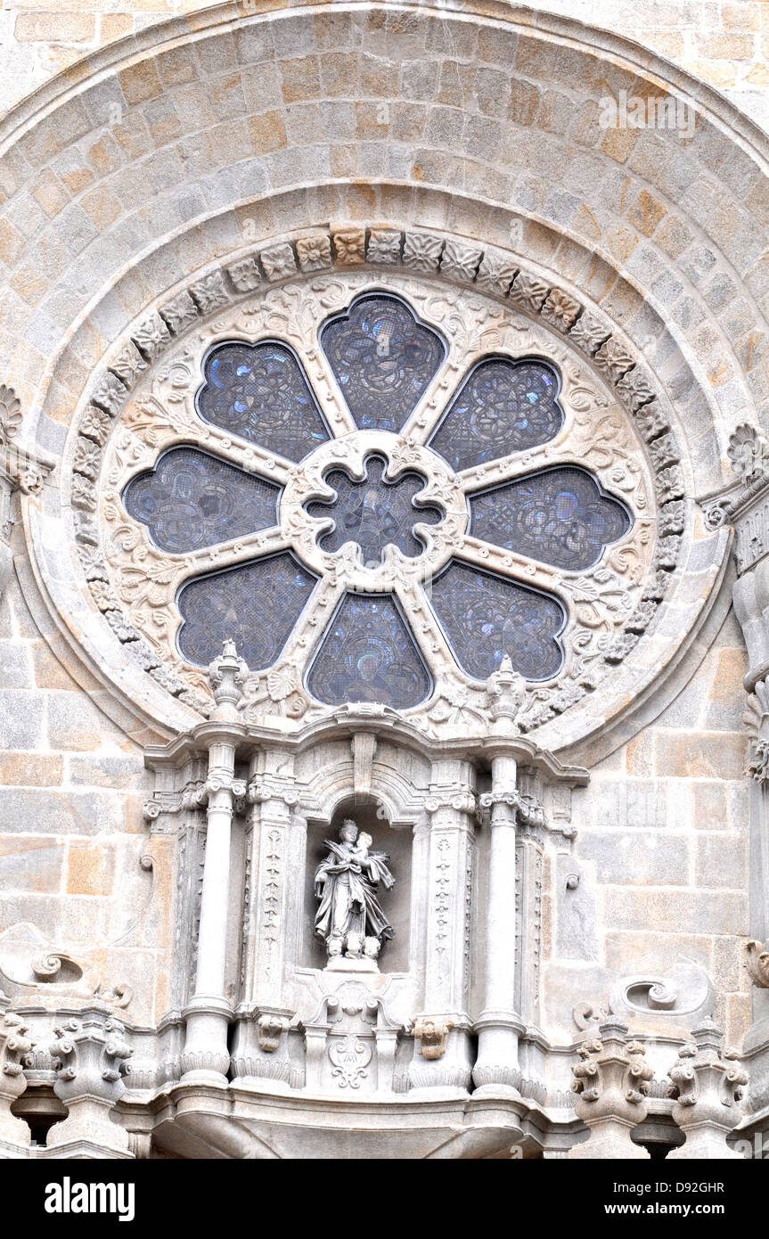 Roman rosone della facciata della cattedrale Porto Portogallo Foto Stock