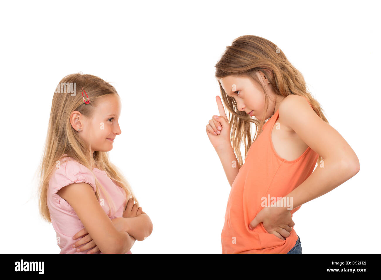 Big Sister disaccordo puntare il dito a sua sorella più piccola perché lei ha fatto una buffa, stupida, stupido cosa o qualcosa di sbagliato. Foto Stock
