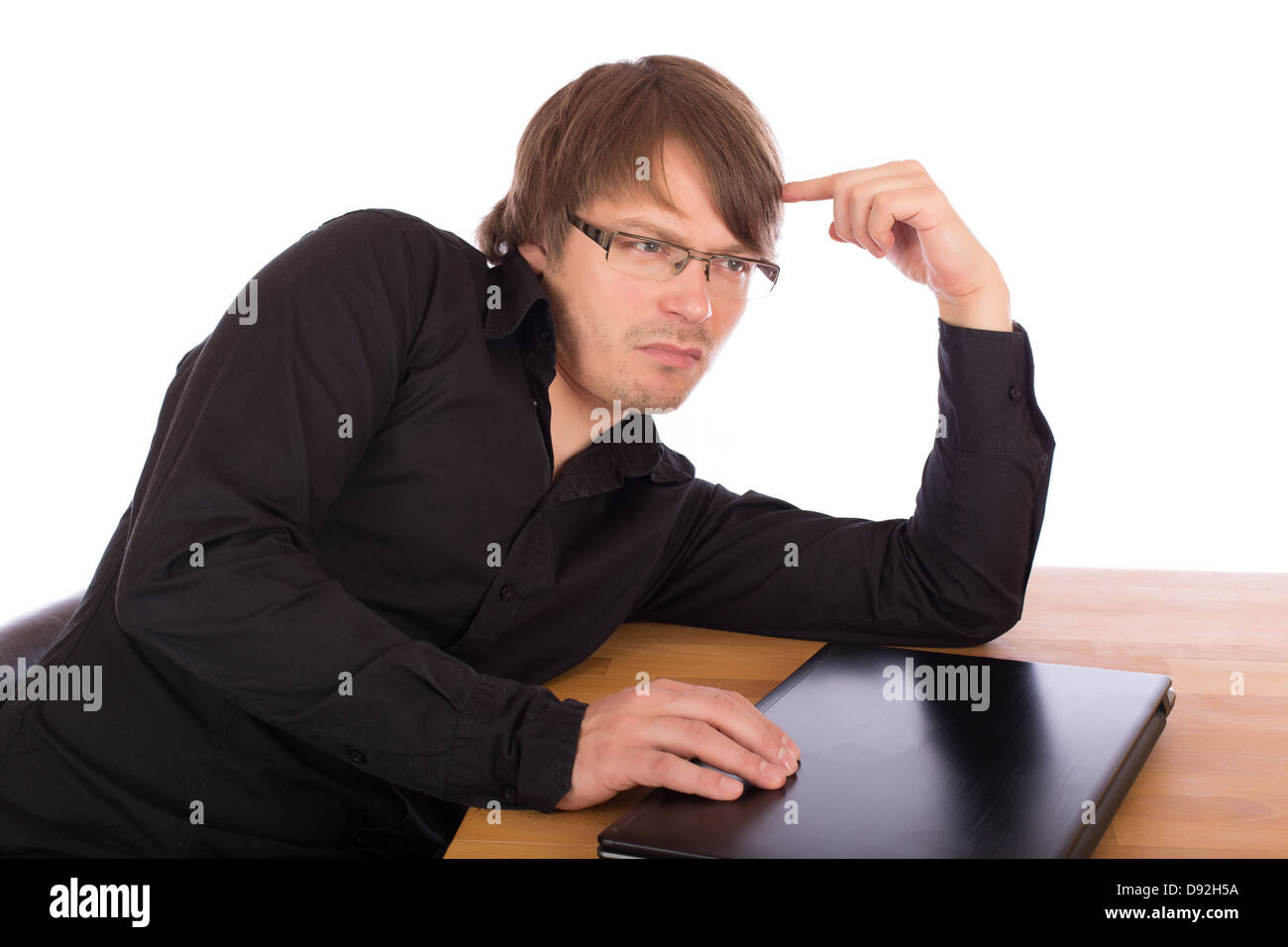 Uomo d'affari seduti ad un tavolo e pensare seriamente a un idea di business. Isolato su sfondo bianco. Foto Stock