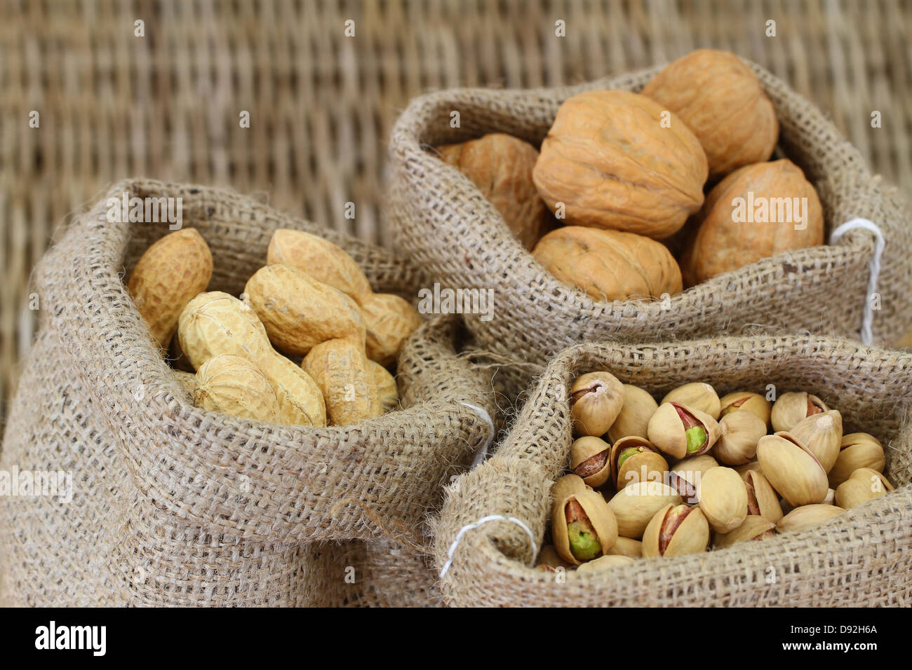 Noci e pistacchi e arachidi in sacchi di iuta Foto Stock