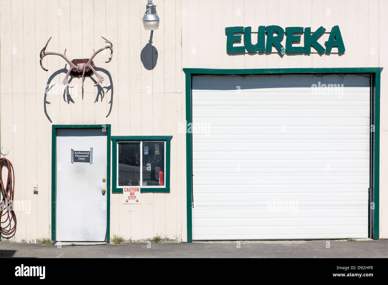 Eureka Lodge, roadhouse e ristorante. Caribou palchi adornano di un edificio. Foto Stock