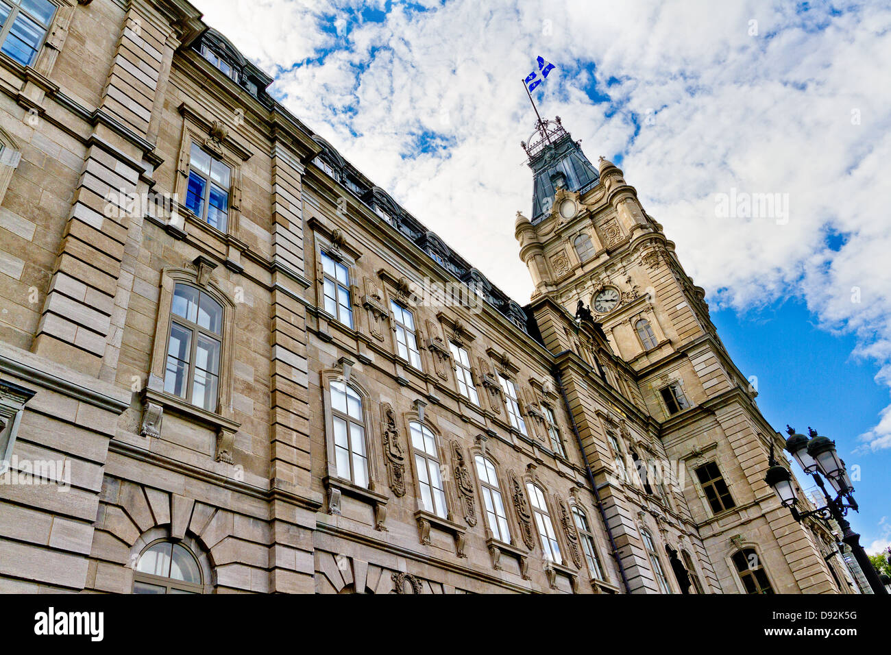 Angolo di visualizzazione dal di sotto del Palazzo del Parlamento nella città di Québec in Canada, sul parzialmente nuvoloso pomeriggio estivo Foto Stock