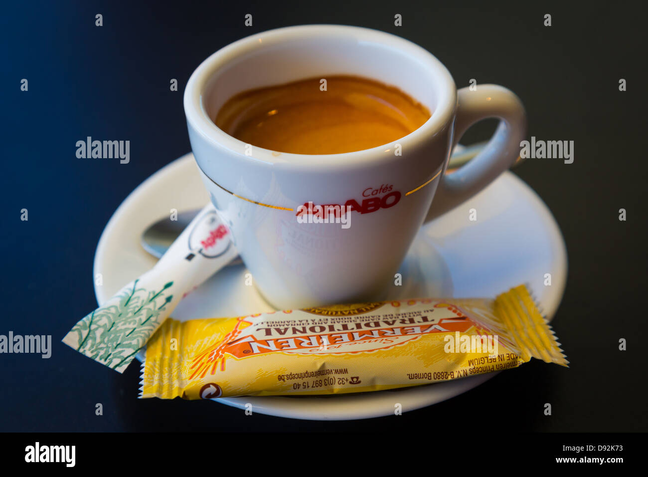 Una tazzina di caffè, zucchero e biscotti Foto Stock