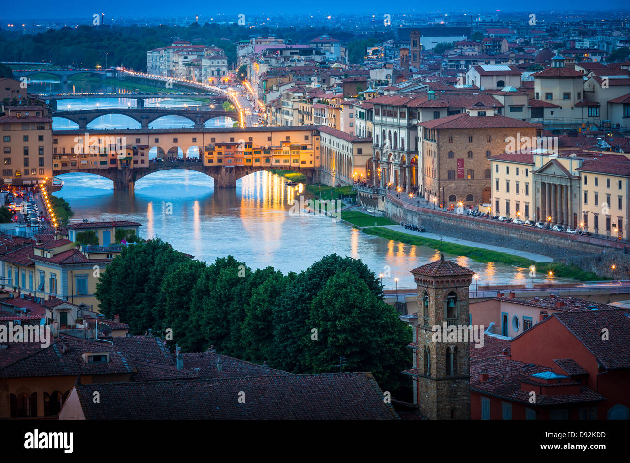 Il fiume Arno e il Ponte Vecchio a Firenze (Firenze), Italia Foto Stock