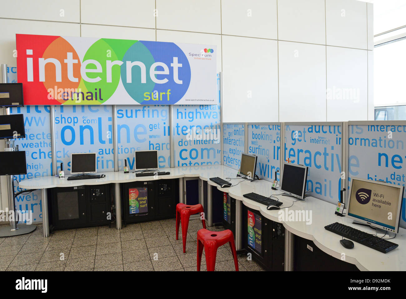 Chioschi Internet in partenza lounge presso l'aeroporto di Stansted, Stansted Mountfitchet, Essex, Inghilterra, Regno Unito Foto Stock