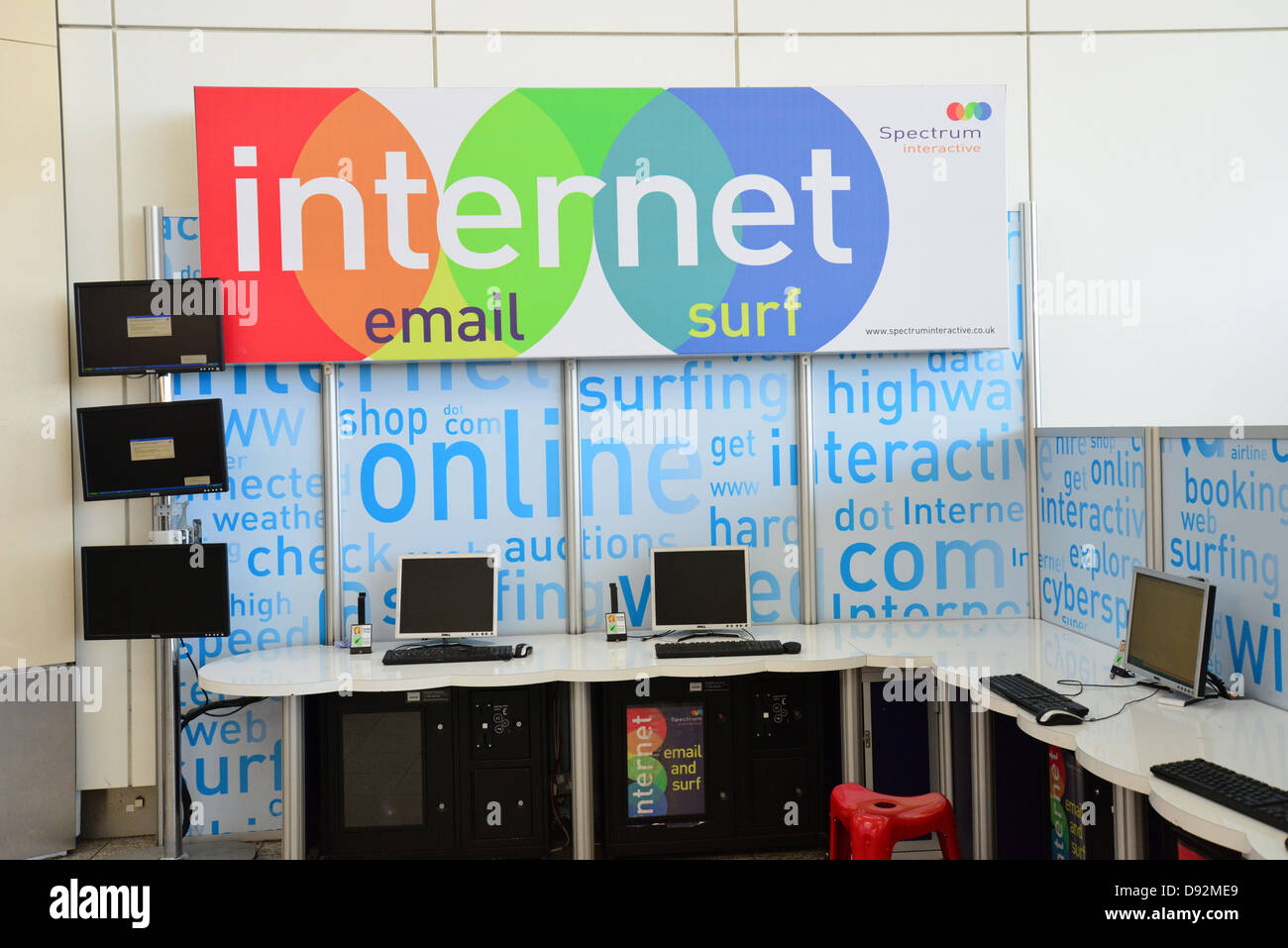 Chioschi Internet in partenza lounge presso l'aeroporto di Stansted, Stansted Mountfitchet, Essex, Inghilterra, Regno Unito Foto Stock