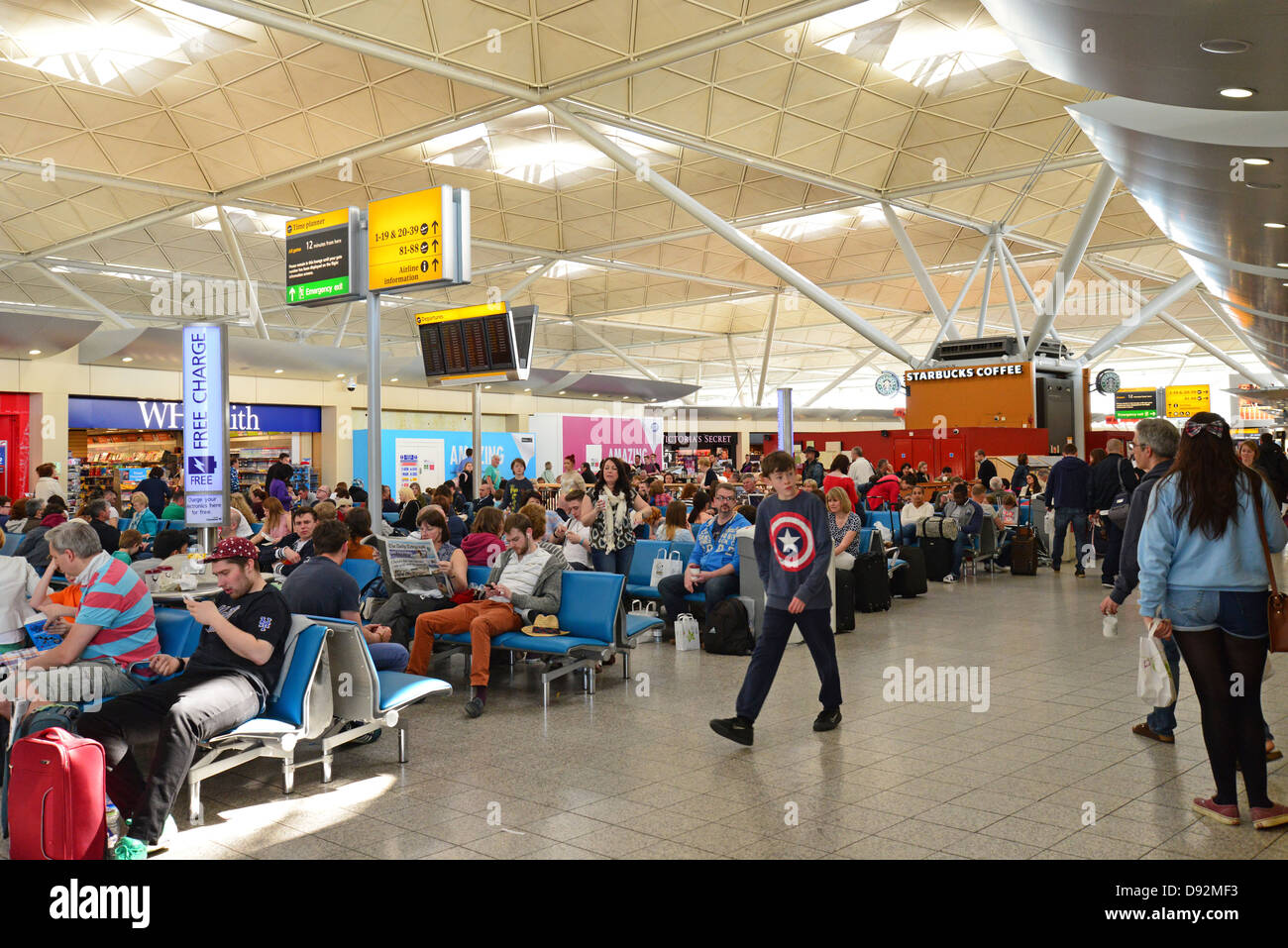 Partenza affollata lounge presso l'aeroporto di Stansted, Stansted Mountfitchet, Essex, Inghilterra, Regno Unito Foto Stock