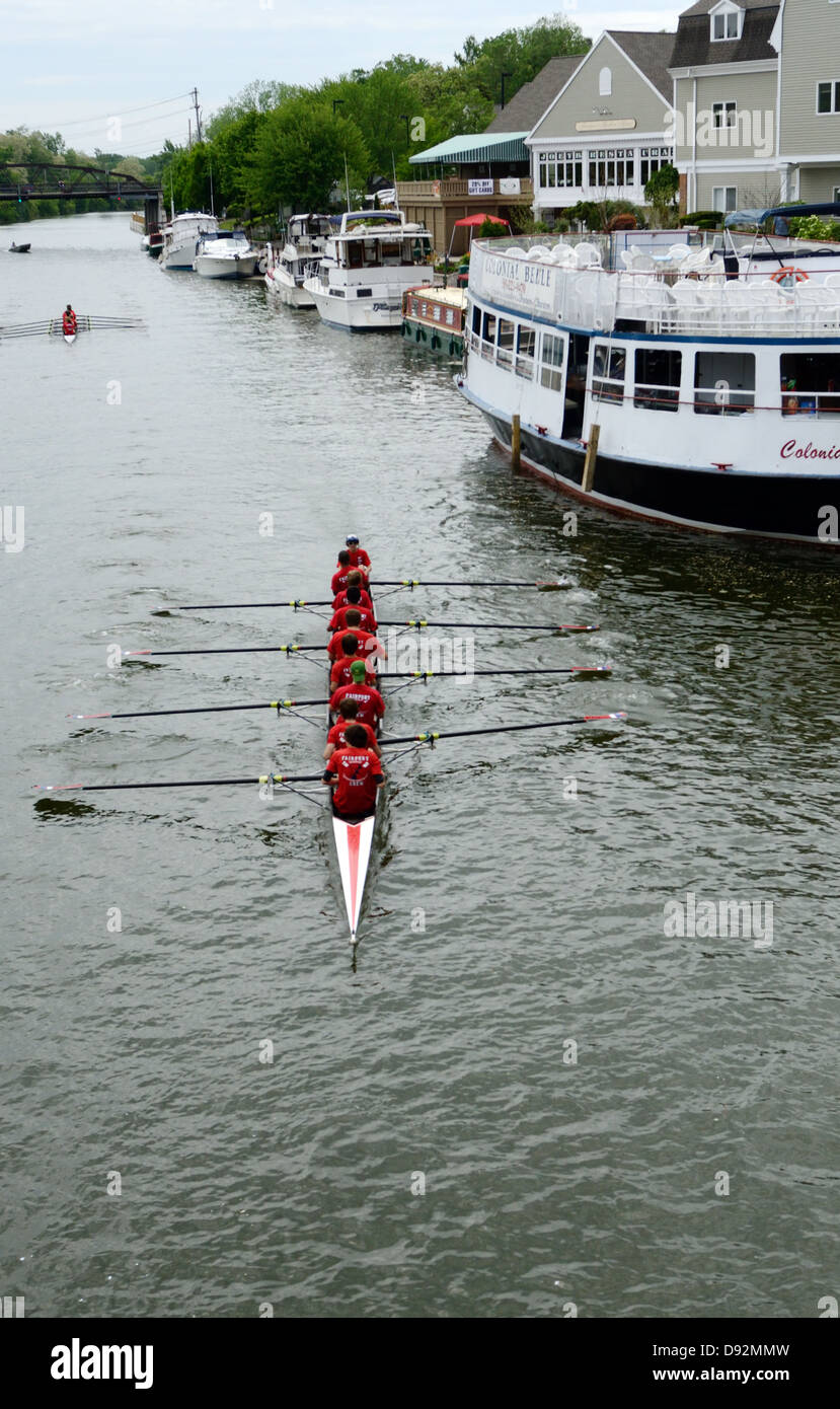 Alta scuola pratica scullers sul Canale Erie porto di Fairport, NY. Foto Stock