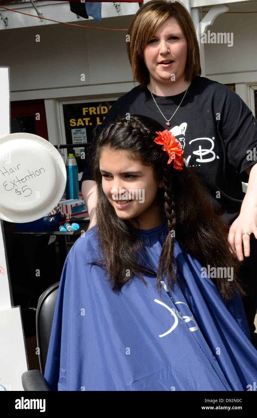 Ragazza giovane ottiene hairpiece e intreccio. Foto Stock