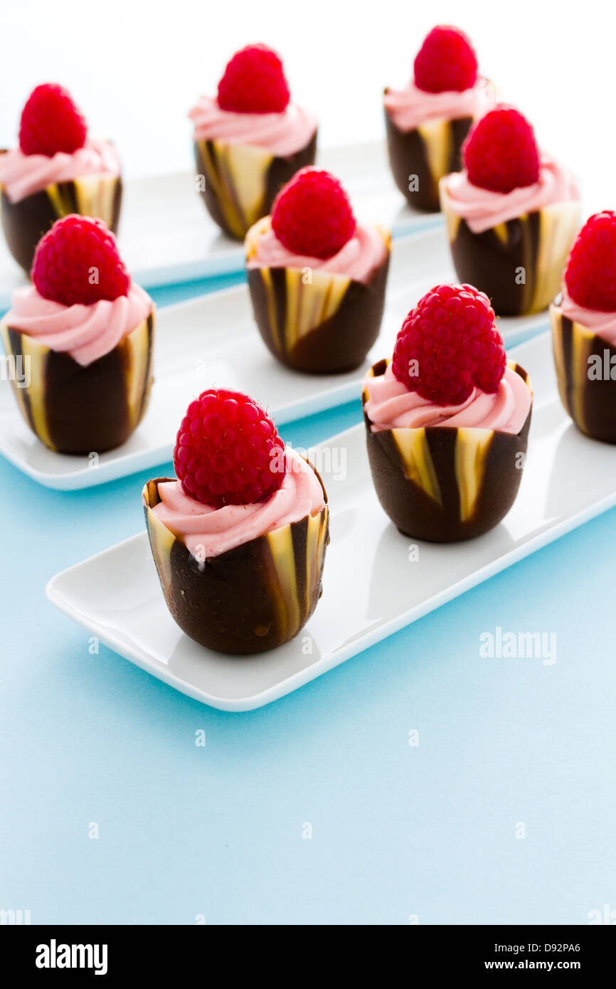 Cioccolatino reaspherry tulip tazze al bar dessert. Foto Stock