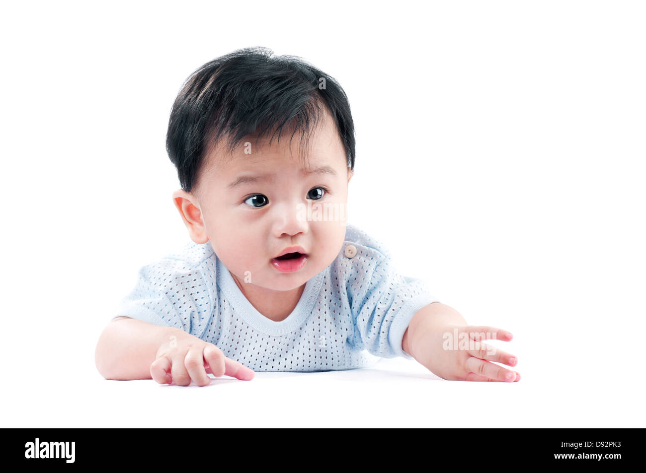 Neonato bimbo gattona su sfondo bianco, ritratto Foto Stock