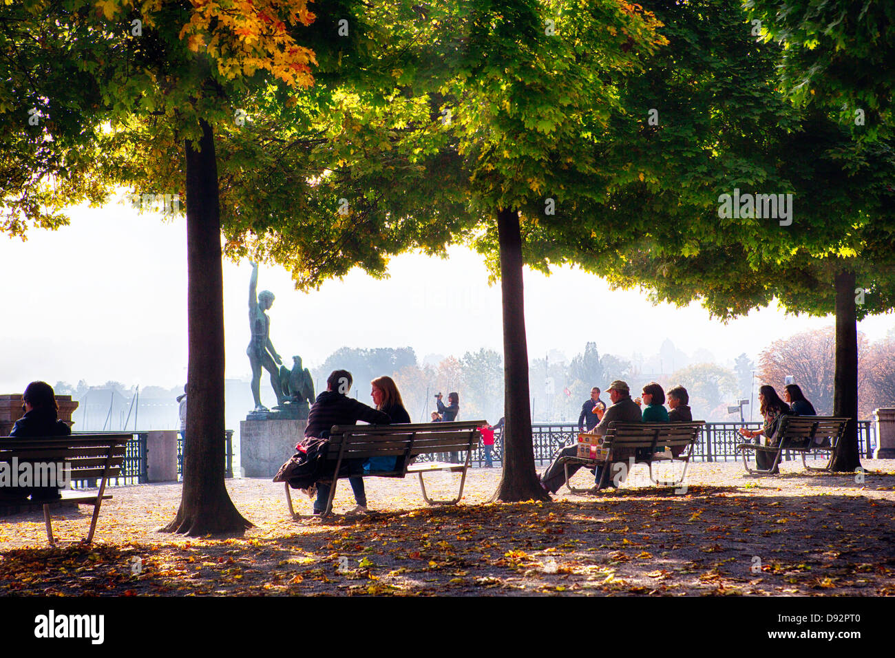 Persone rilassante in un parco, Bürkliplatz, Zurigo, Cantone di Zurigo, Svizzera Foto Stock