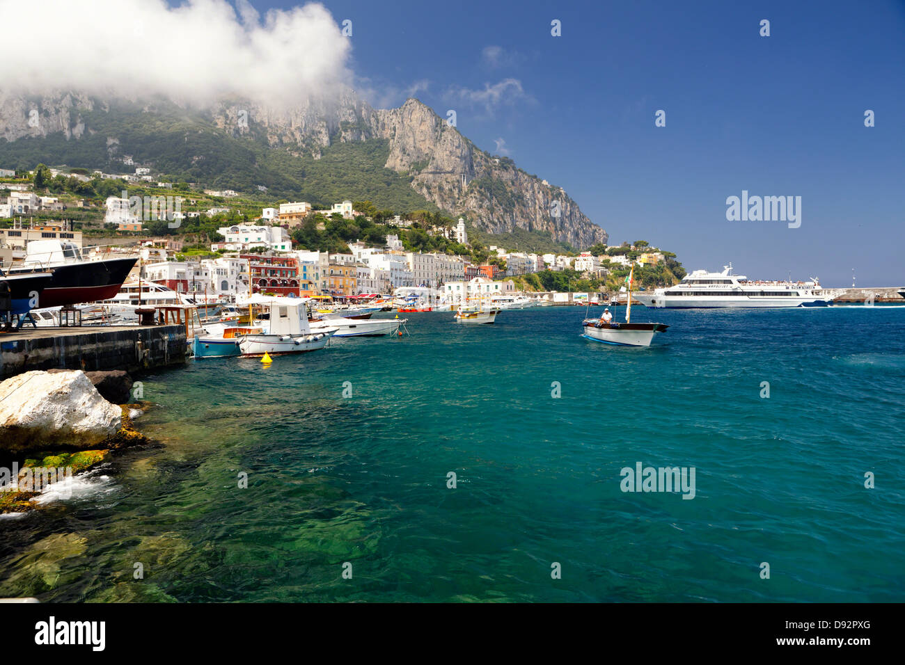La costa di Capri vista sul porto di Marina Grande, Campania, Italia Foto Stock