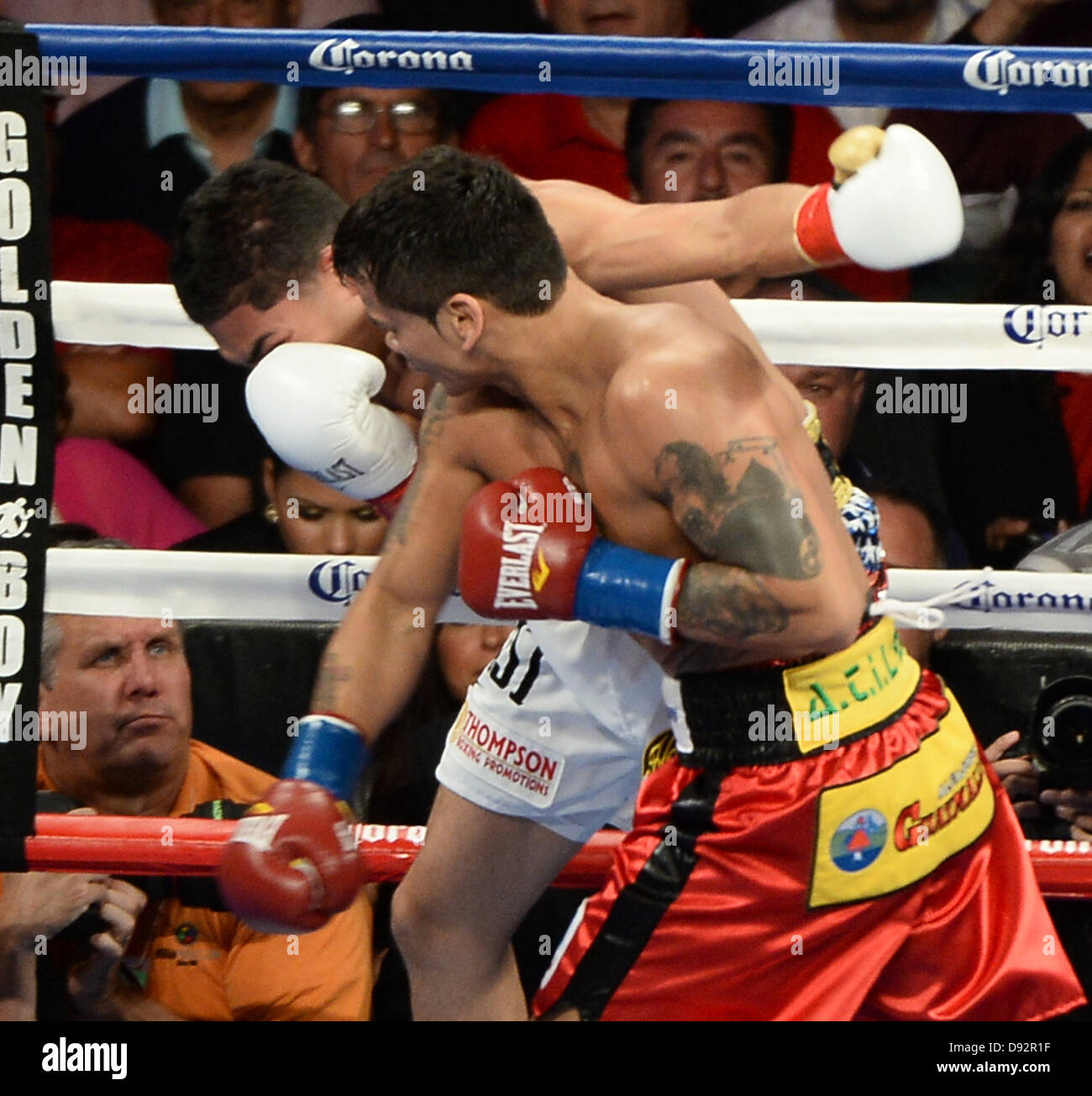 Giugno 8,2013 .Carson CA. (In rosso trunk) Marcos Maidana va 6 roudns Josesito Lopez al Home Depot Center Sabato notte. Marcos Maidana ha preso il vento di knock out come la lotta è stata ferma nel mezzo del sesto round da ref come Josesito Lopez non era combattendo indietro. Marcos Maidana prende il vento per la WBA Intercontinental welterweight title. .Foto da Gene Blevins/LA Daily News (credito Immagine: © Gene Blevins/ZUMAPRESS.com) Foto Stock