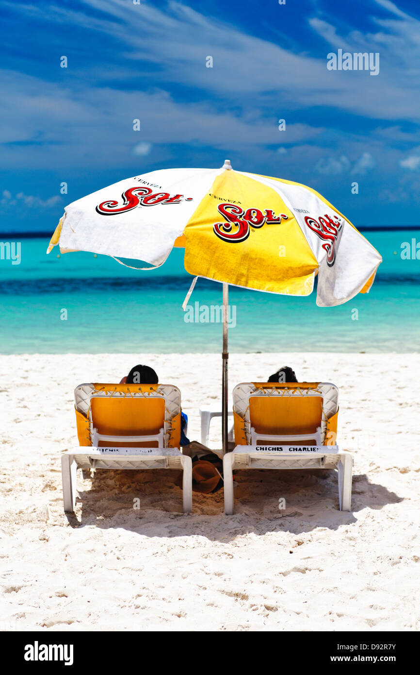 Rilassarsi sotto un ombrellone, Playa Norte, Isla Mujeres, Quintana Roo, Messico Foto Stock