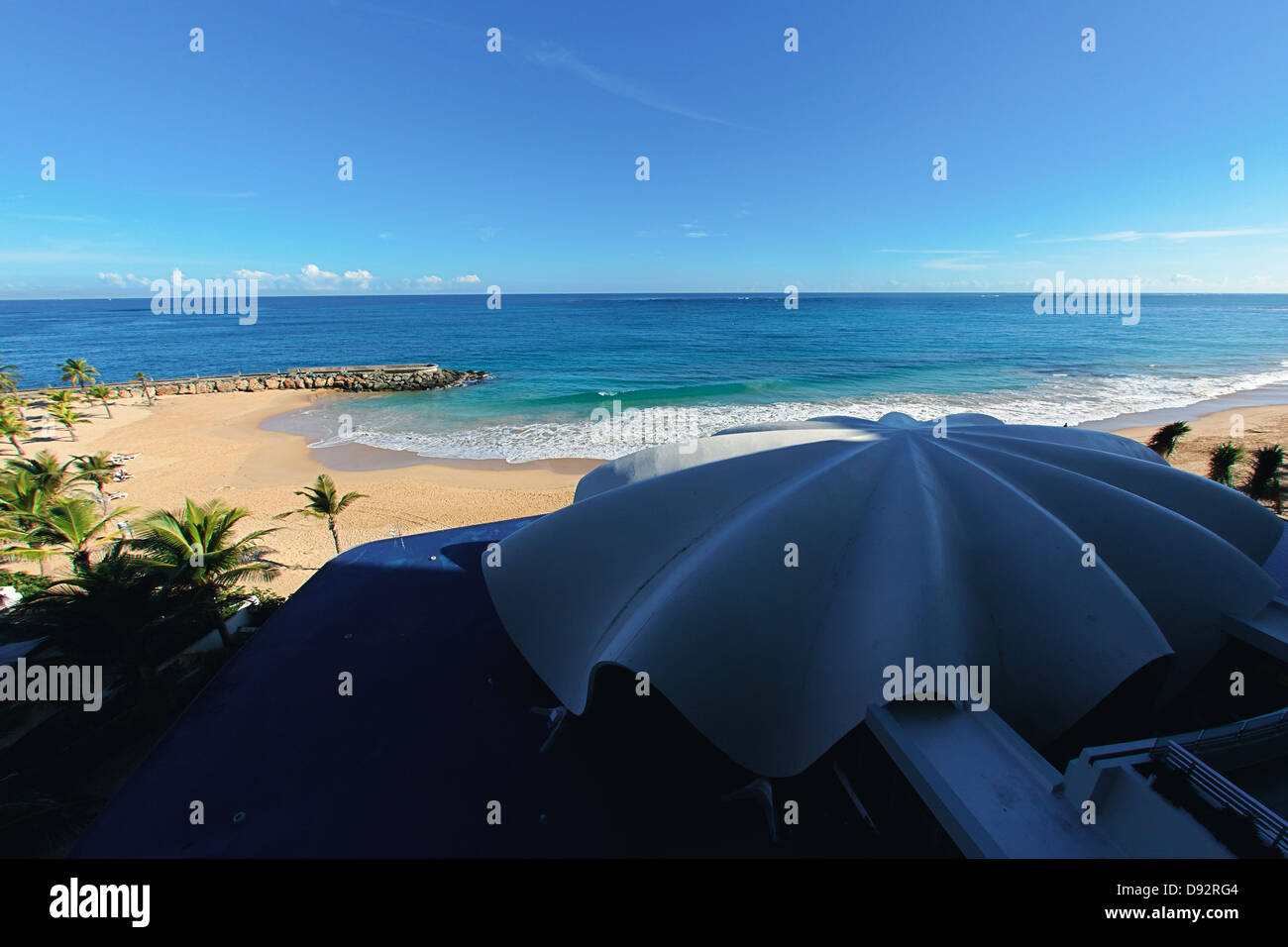 Vista sulla spiaggia con una benna del tetto, La Concha Hotel, San Juan, Puerto Rico Foto Stock