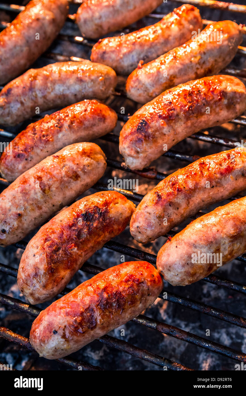 Barbecue burnt sausages immagini e fotografie stock ad alta risoluzione -  Alamy