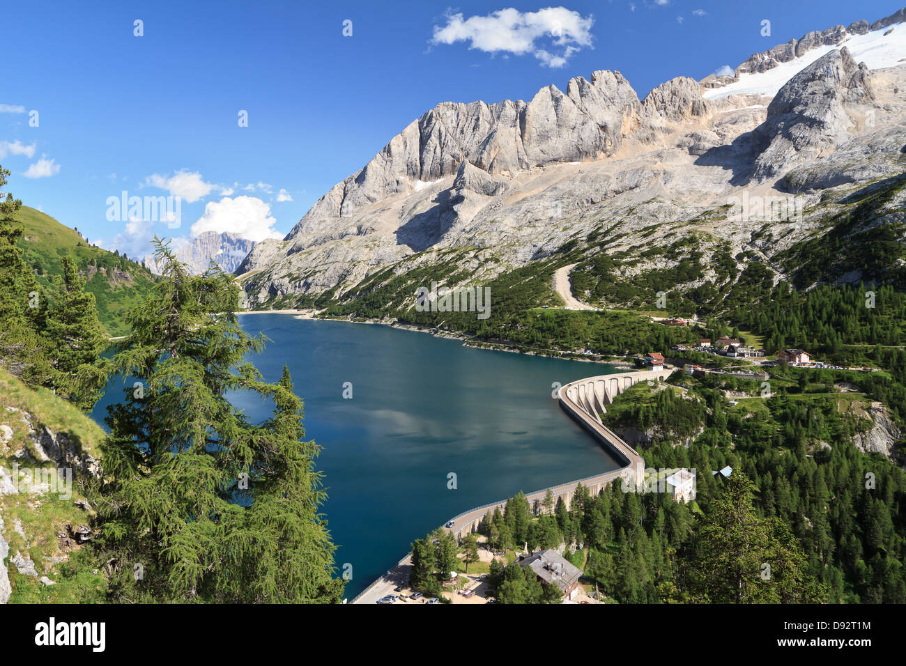Estate vista del monte Marmolada e Lago Fedaia, Trentino, Italia Foto Stock