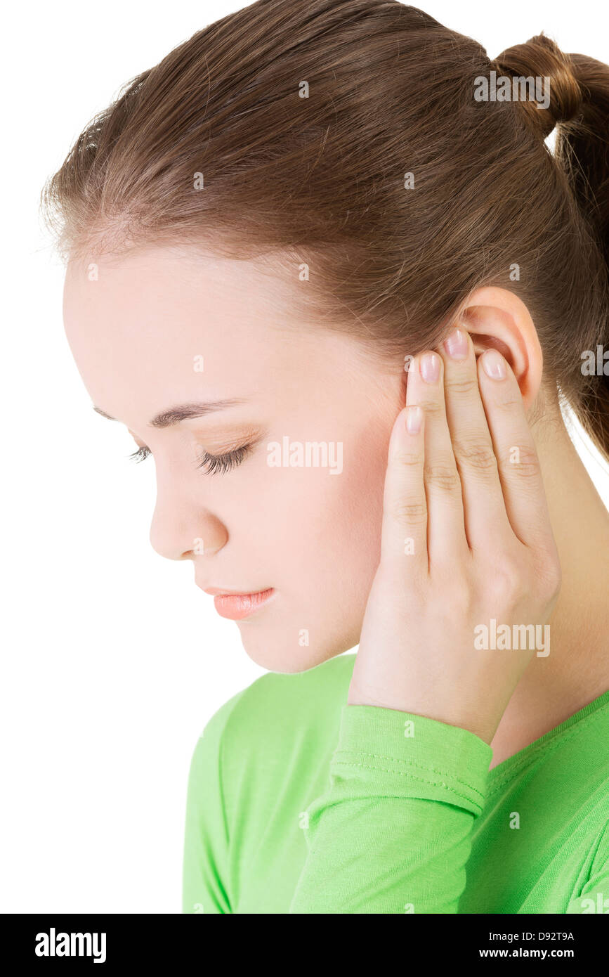 Giovane donna una sensazione di dolore in orecchio,isolati su sfondo bianco Foto Stock
