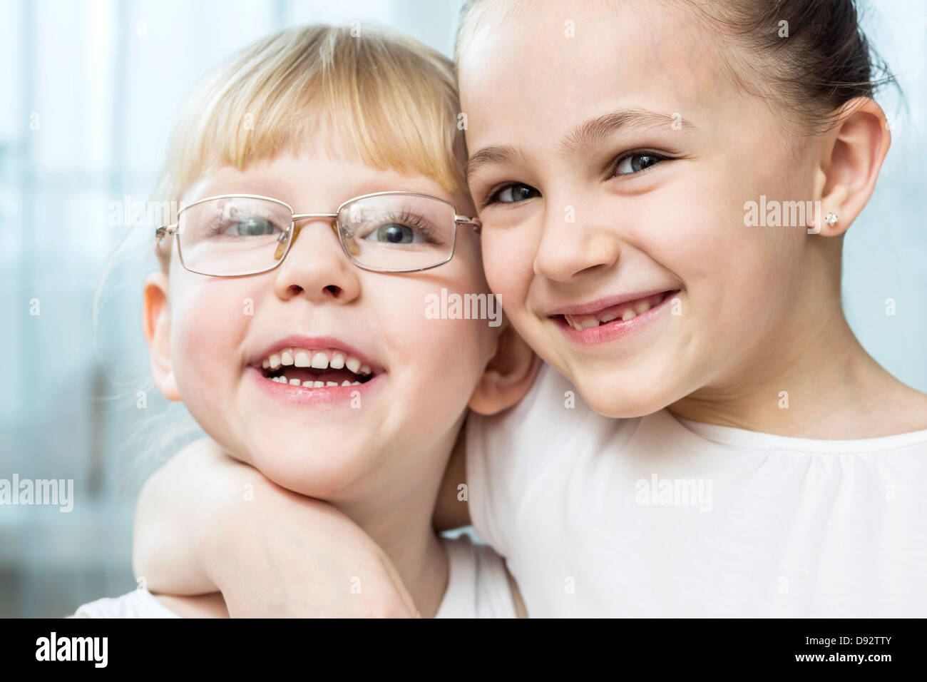 Ragazza con il suo braccio intorno al suo amico Foto Stock