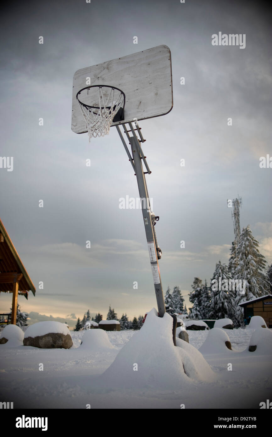 Un Basketball hoop in un nevoso impostazione esterna Foto Stock