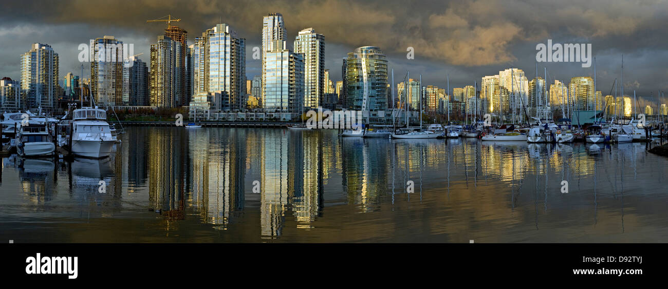 Skyline della città dopo il tramonto in False Creek, Vancouver, British Columbia, Canada Foto Stock