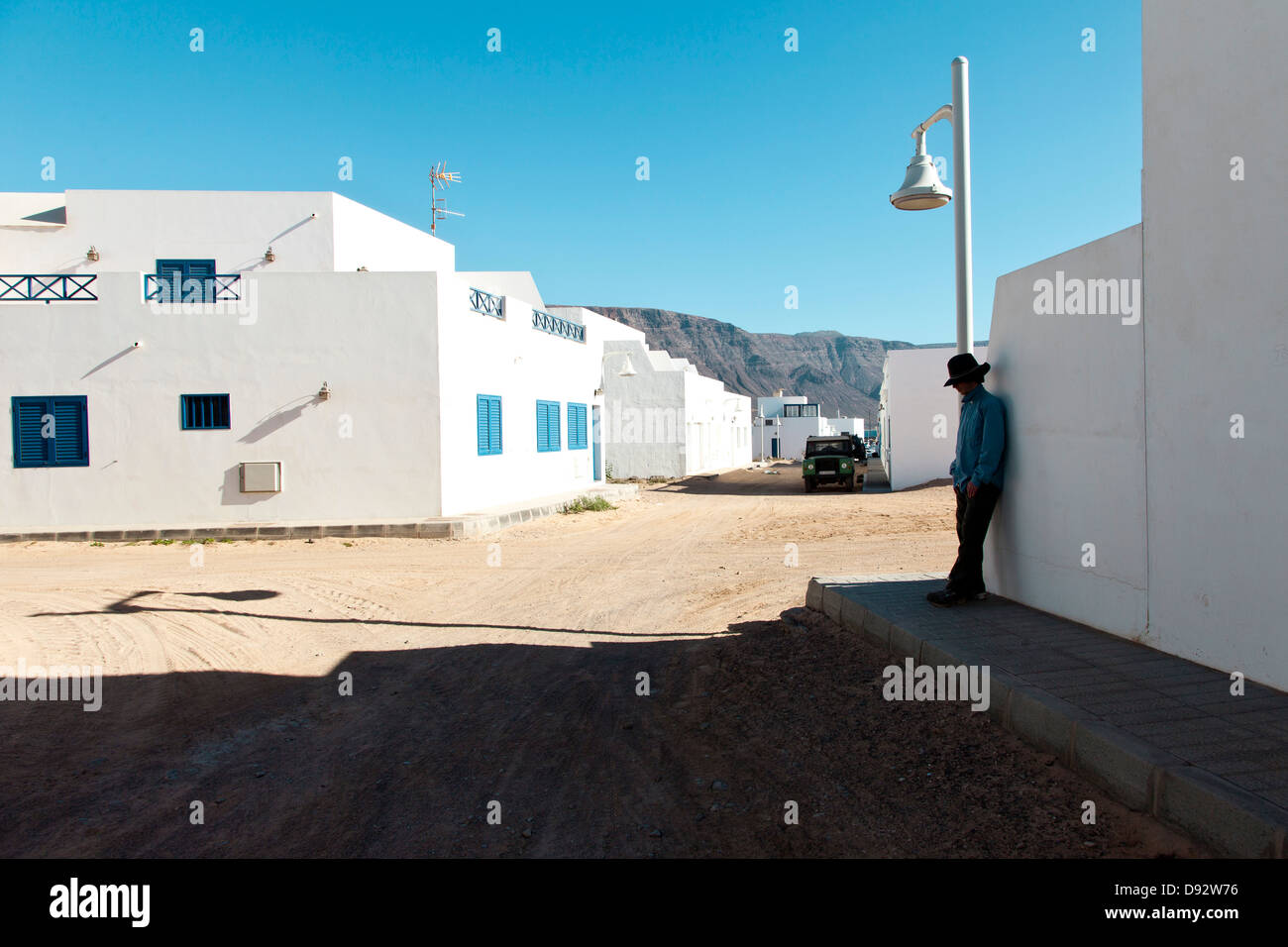 Uomo appoggiato a parete in Caleta del Sebo, Isole Canarie, Spagna Foto Stock