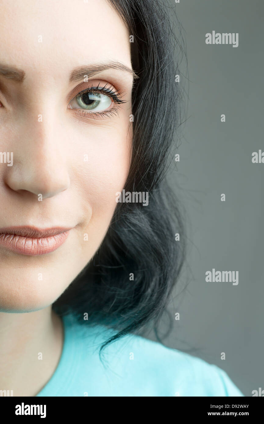 Close up di bella donna che guarda la fotocamera Foto Stock
