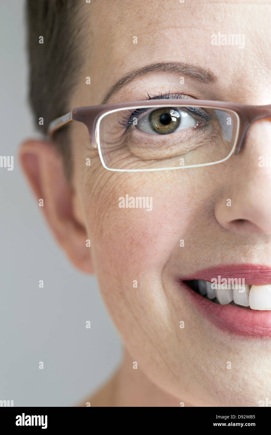 Close up di donna sorridente con gli occhiali Foto Stock