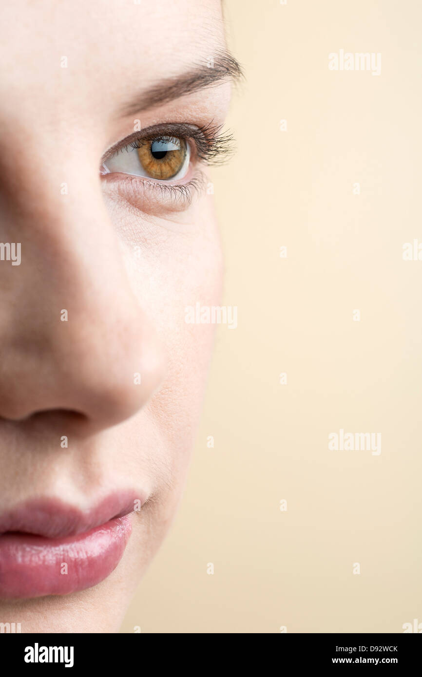 Close-up di bella brown eyed donna cercando in distanza Foto Stock