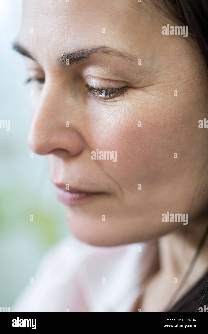 Malinconici donna che guarda in basso Foto Stock