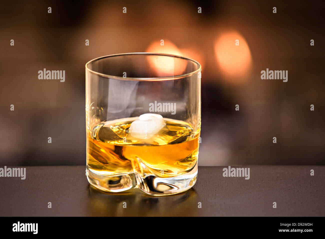 Bicchiere di whiskey e ghiaccio Foto Stock