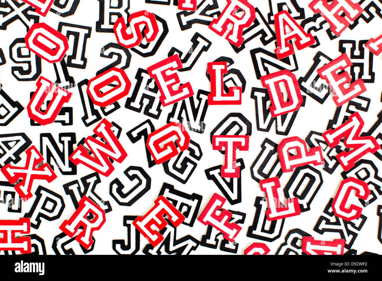 Un mazzetto di gamma font sticker le lettere e i numeri in rosso e contorno nero Foto Stock