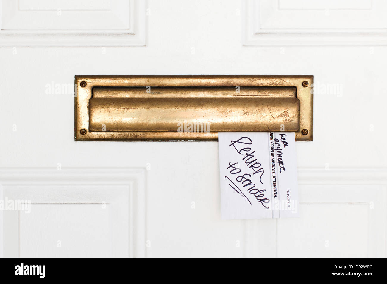 Una busta bloccato in uno slot di posta elettronica con restituzione al mittente scritto su di esso Foto Stock