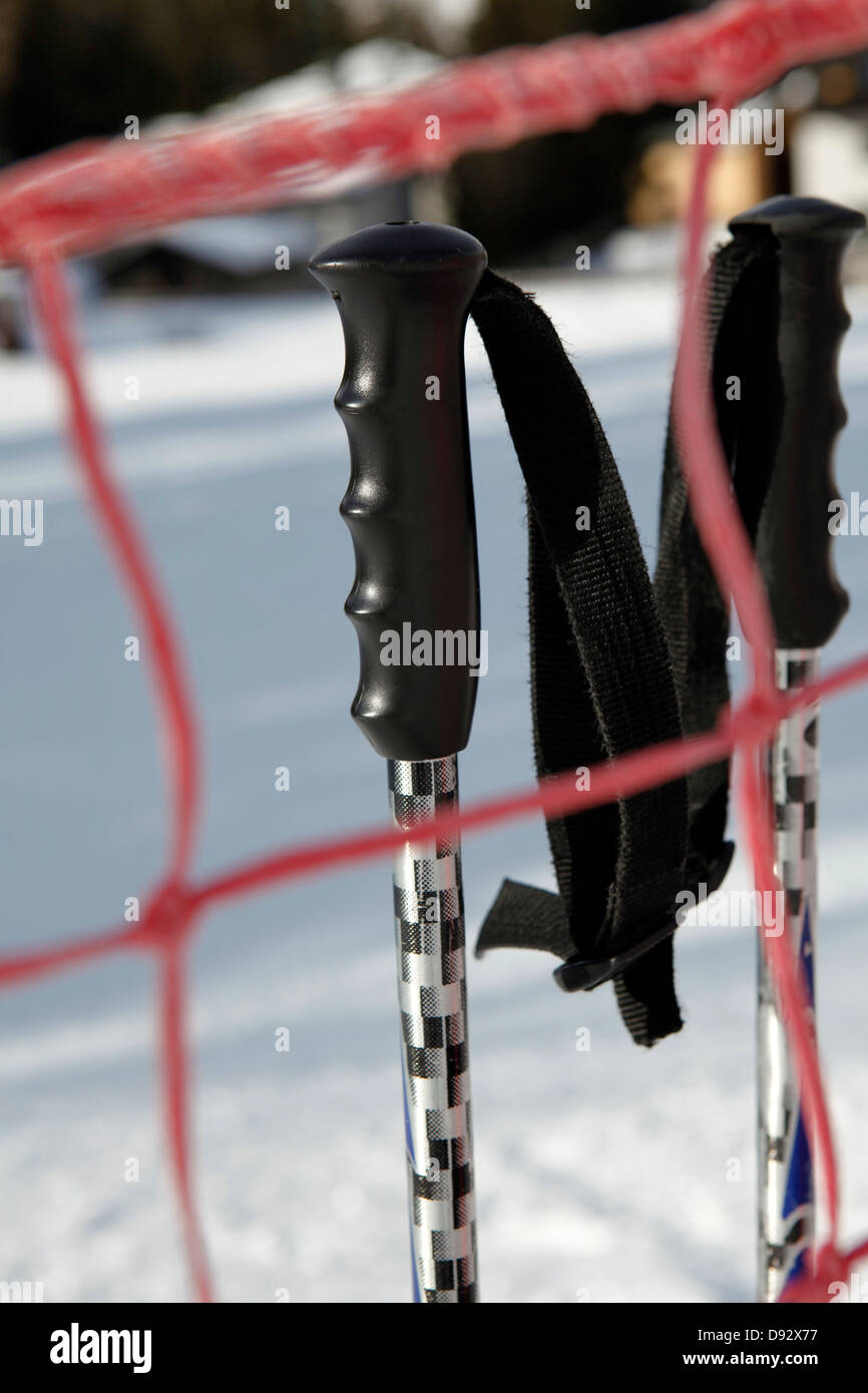 Dettaglio di due bastoncini da sci Foto Stock