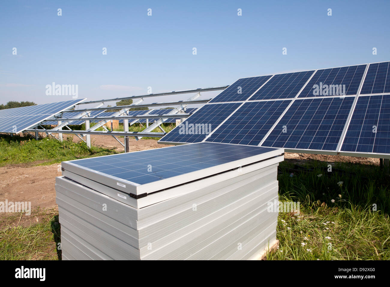 Un pannello solare stazione in costruzione Foto Stock