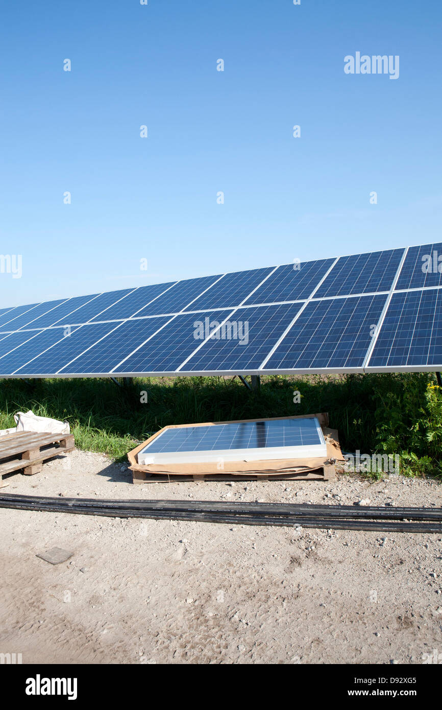 Un pannello solare stazione in costruzione Foto Stock