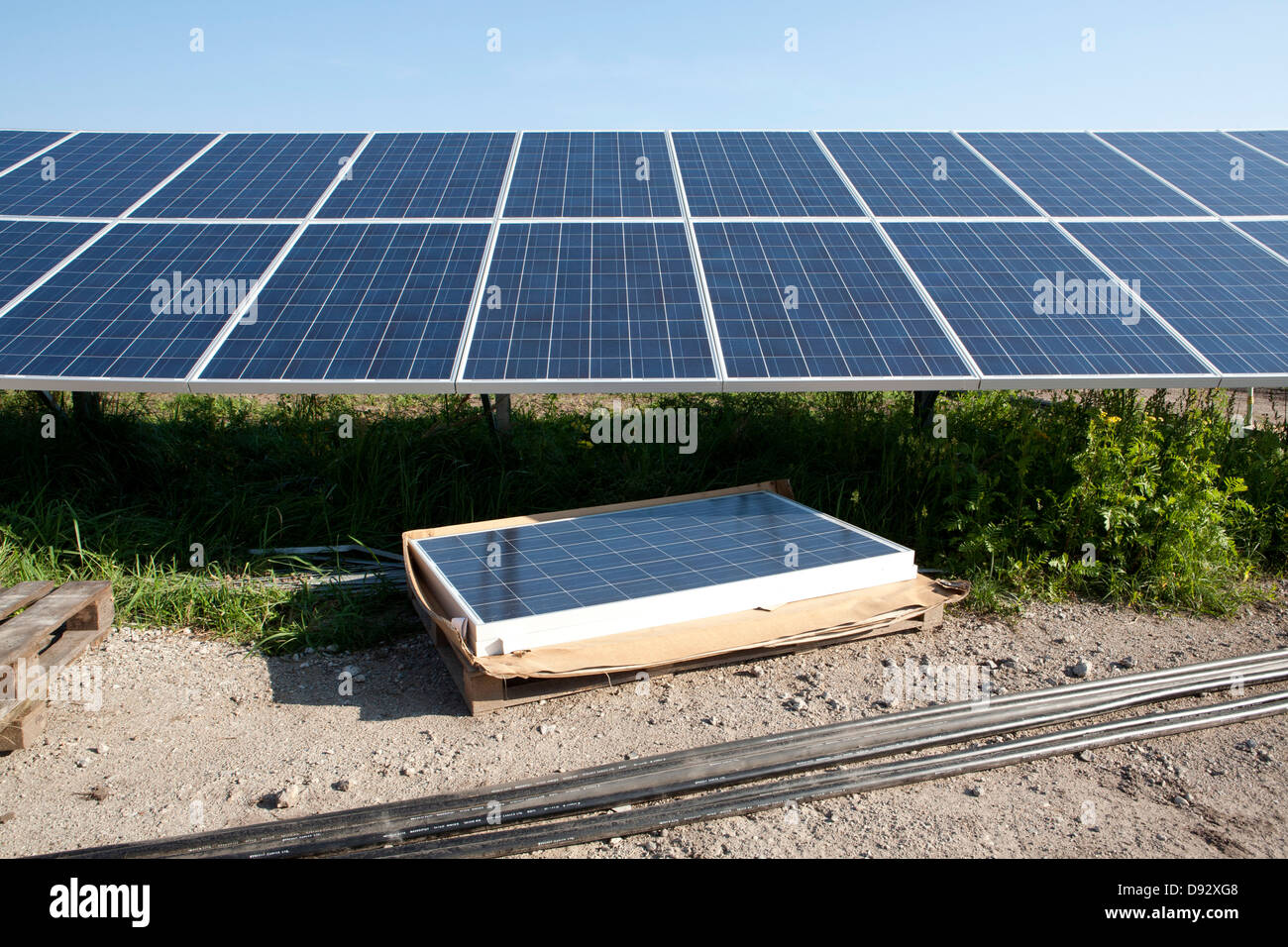 Un pannello solare stazione in costruzione Foto Stock
