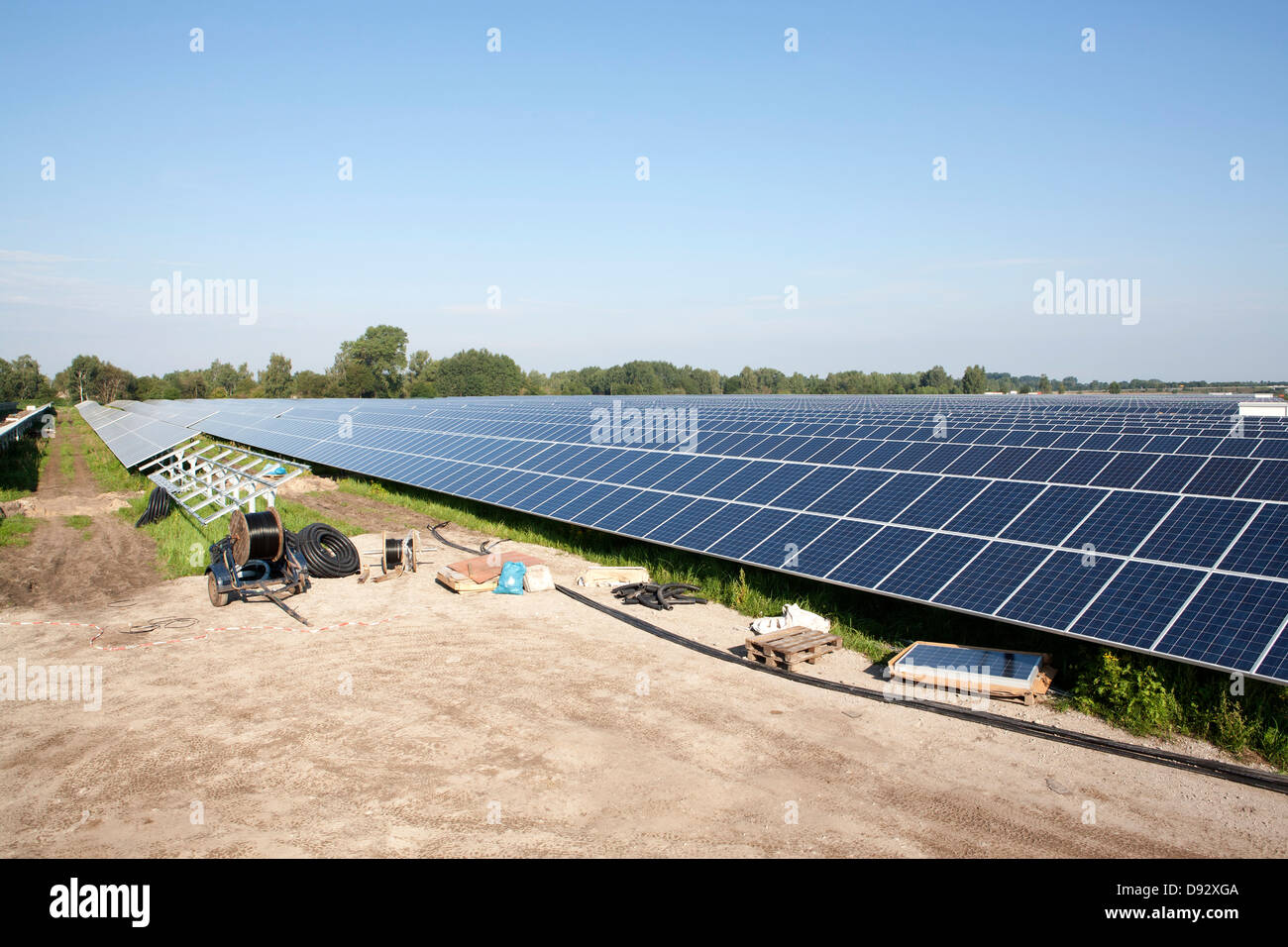 Un pannello solare stazione in costruzione Foto Stock