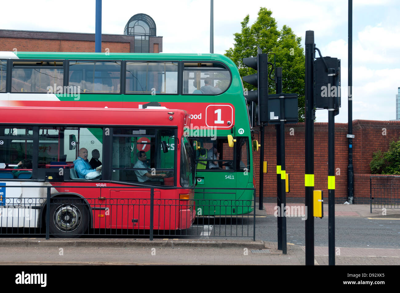 Gli autobus fermato al semaforo, Wolverhampton, West Midlands, England, Regno Unito Foto Stock