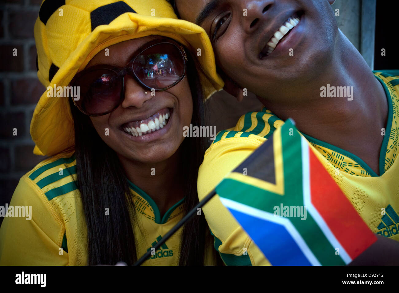 Calcio femminile fan indossando novità football hat sorrisi ampiamente mentre estrazione finale per la coppa del mondo FIFA festeggiamenti sulla lunga strada in Foto Stock