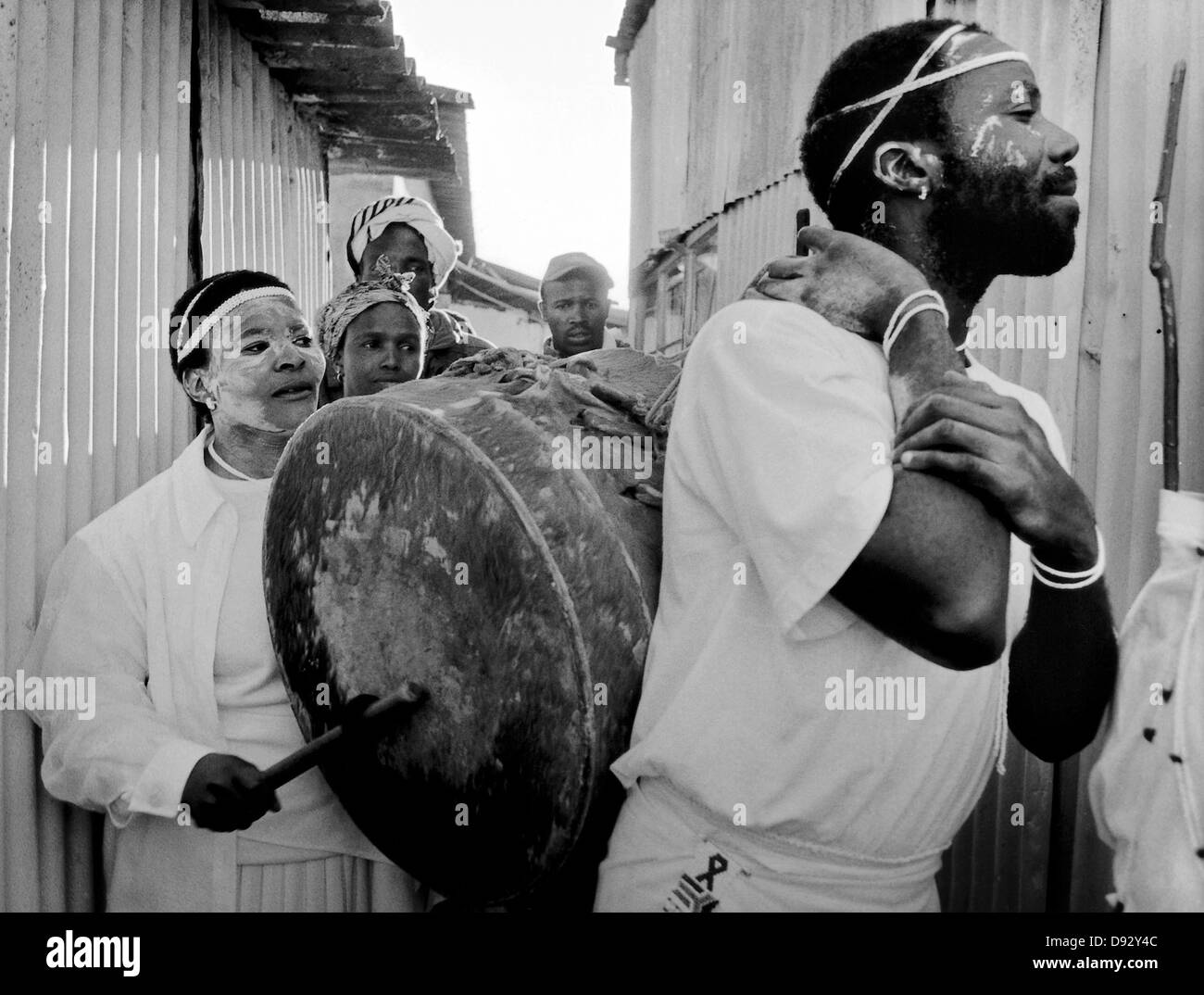 Una femmina di Sangoma battendo il tamburo rituale sacro essendo eseguita inizia a diventare sangoma cerimonia si è svolta a Khayelitsha Cape Foto Stock