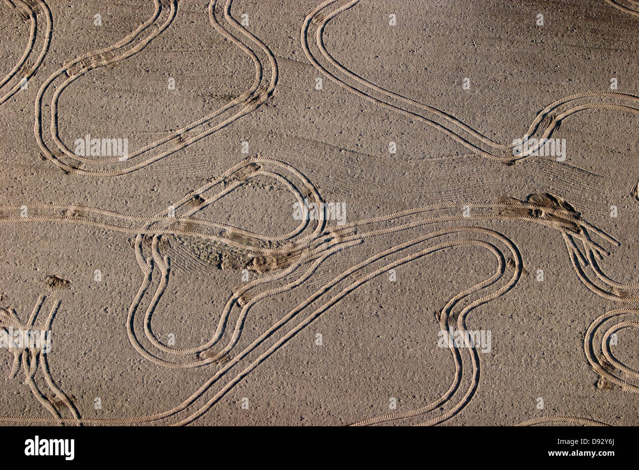 La via di un trattore in un campo, Skane, Svezia. Foto Stock