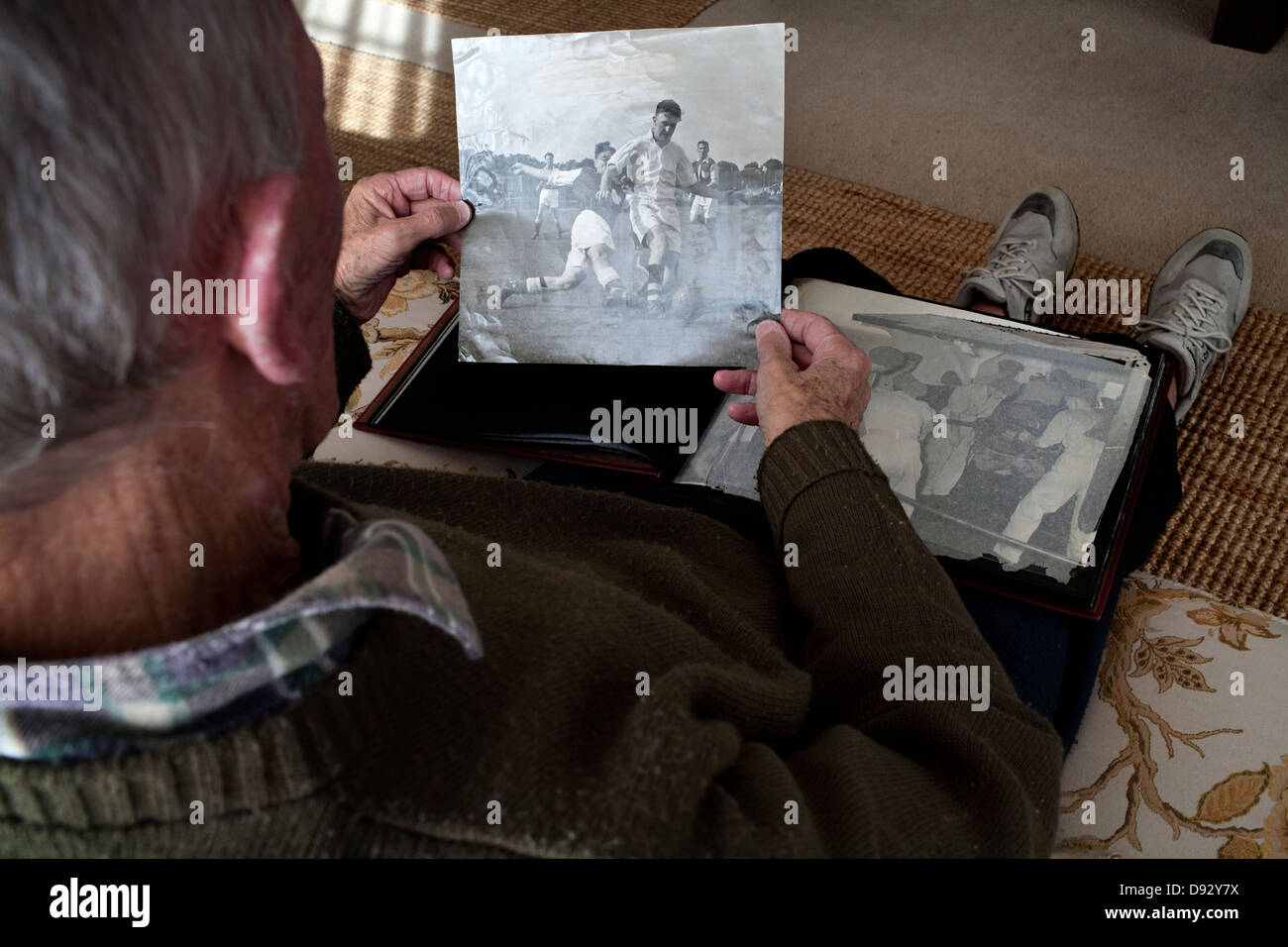 George Martin cercando in bianco nero fotografia se stesso a giocare il gioco del calcio home in Fishhoek Città del Capo Sud Africa ha giocato a sinistra Foto Stock
