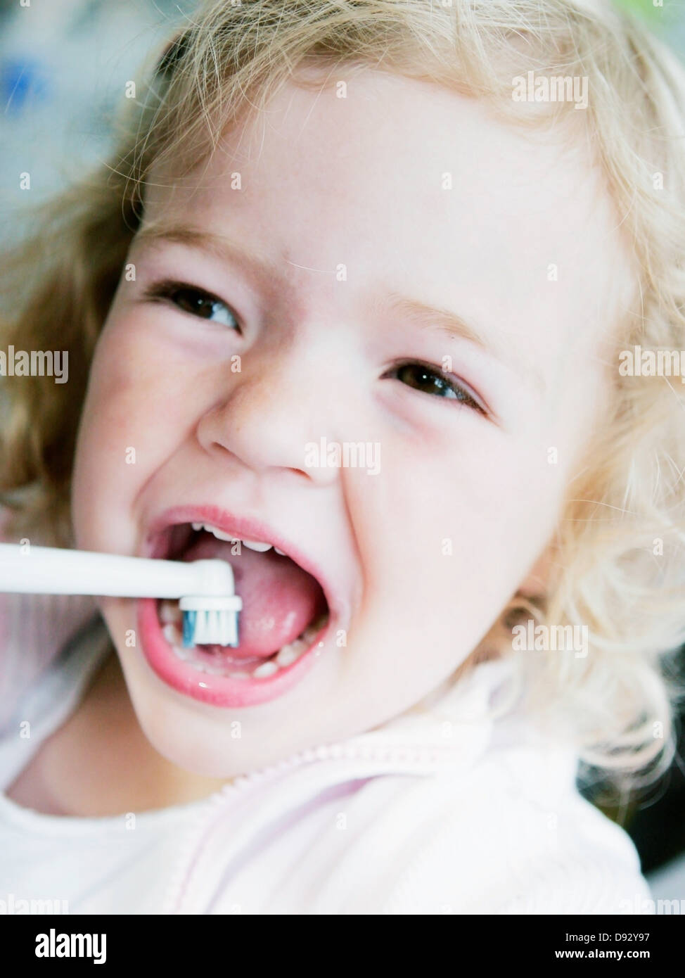 Felice ragazza spazzolatura dei denti Foto Stock